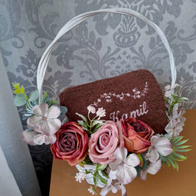 kosz prezentowy z personalizowanym ręcznikiem dla kamila